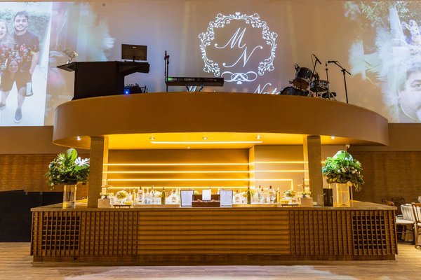 What's the Best Way to Create a Functional and Stylish Home Bar for Entertaining?