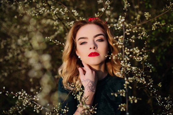 What are the Most Effective Ways to Wear Layered Outfits Without Adding Bulk?